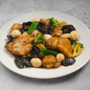 Pollo con yuyo y huevitos